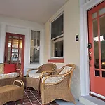 Simmons Motel And Suites