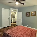 Simmons Motel And Suites